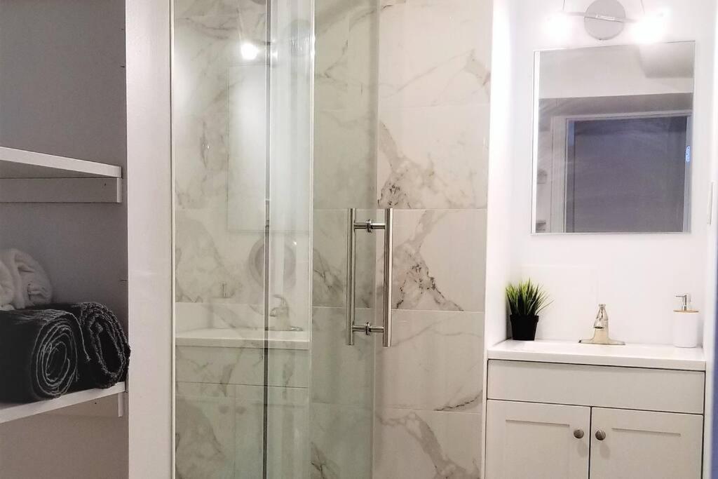 Charming Studio With Parking, Netflix, Full Kitchen - Close To Algonquin College *