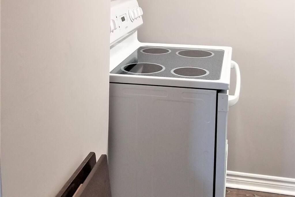 Charming Studio With Parking, Netflix, Full Kitchen - Close To Algonquin College Apartment *