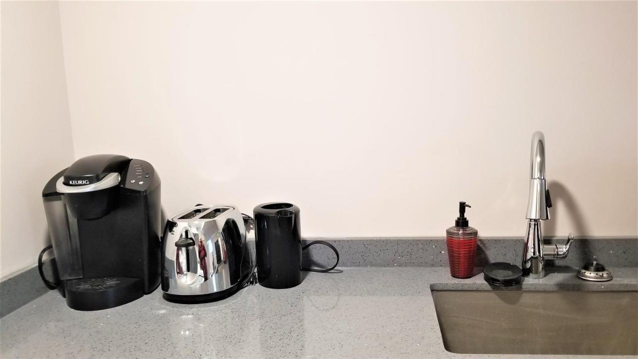 Charming Studio With Parking, Netflix, Full Kitchen - Close To Algonquin College *